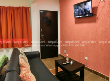 sala con tv apartamento encarnacion